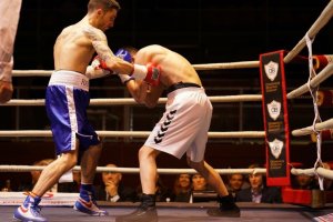 Le duró muy poco el rival a Rayito.