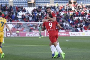 Marco Motta se abraza a Quique en el 1-0.