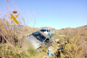 El coche volcó tras salirse del camino.