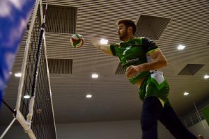 Juanmi en acción de remate.