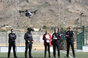 La alcaldesa de Níjar, Esperanza Pérez, asiste a una demostración con el dron del jefe de la Policía Local, José César