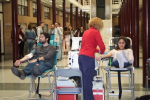 Dos universitarios, ayer donando sangre en la macro-colecta organizada en la UAL.
