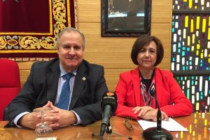 Francisco Martínez Amo, presidente del Colegio Oficial de Médicos de Almería y Ernestina Jiménez, organizadora de las jornadas.