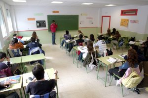 Un profesor da clase en un aula en un instituto.