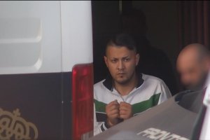 El acusado sale de la Comisaría de Almería