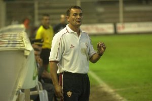 Juan Casuco puso de moda aquello de correrlos a gorrazos.