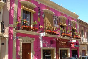Fachada del Casco Histórico adornada con macetas