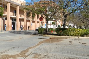 Restos de la tierra arrastrada por el agua en la rotonda de la estación de autobuses.