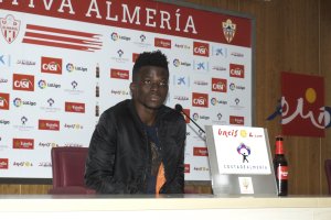 Azeez en rueda de prensa.
