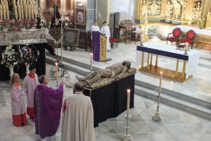 Cultos al Cristo Yacente en el Santo Sepulcro, de la Hermandad del Paso Negro.