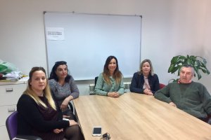 La concejal con representantes de las librerías.