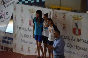 Una campeona a la izquierda.