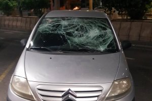 Daños en un vehículo en Rambla Amatisteros (Foto: J. Rodríguez)