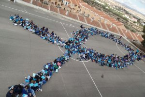 Lazo humano formado por alumnos del colegio Velázquez con el color azul con motivo del Día Mndial de Concienciación sobre el Autismo.