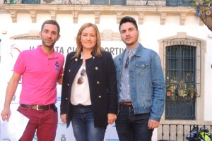 Domínguez con la alcaldesa y el concejal de Deportes de Níjar.