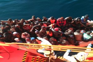 Rescate de una de las embarcaciones localizadas.