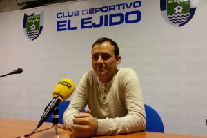 El entrenador del CD El Ejido en rueda de prensa