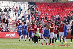 Los jugadores del Almería celebran la victoria en Tarragona.