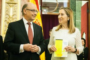 Entrega de los PGE en el Congreso esta mañana.