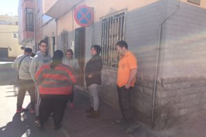 La familia de cynthia, una de las tres víctimas de la tragedia sucedida la noche del lunes en La Molineta, ayer a las puertas de su vivienda en el Ba