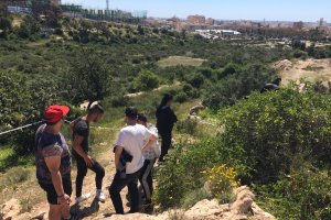 Decenas de jóvenes del barrio se acercaron ayer al lugar donde ocurrió la tragedia.