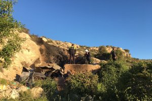 La Policía Local y los Bomberos ayer en la cueva