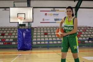 Lucía con la camiseta de Andalucía.