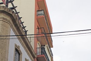Edificio de cinco plantas frente al Palacio de los Marqueses de Cabra donde se quiere instalar la antena.