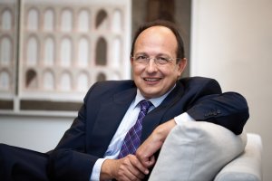 En la imagen, Salvador Carmona, rector de la IE University.