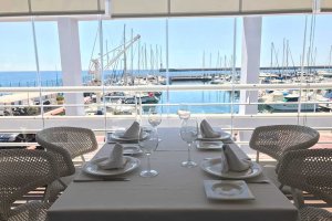 Catamarán ofrece un ambiente minimalista, agradable y confortable.