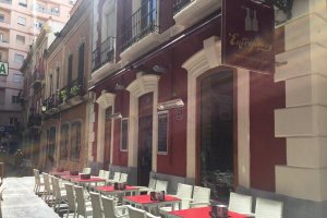 Además del restaurante, Entrefinos también tiene la zona de taberna y una espléndida terraza donde disfrutar de sus originales tapas.