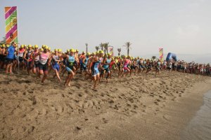 Los deportistas tomando la salida de la pasada edición.