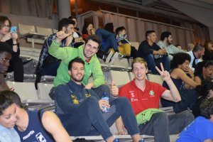 Los jugadores de Unicaja en la Copa del Rey viendo jugar a Ibiza.