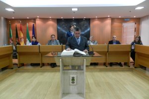 Cayetano Andreu Laurindo jurando su cargo como concejal de Ciudadanos.