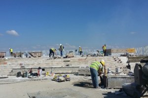 los obreros  trabajan a destajo para acabar la solería del nuevo mirador.