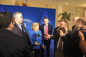 Clara Aguilera responde a periodistas almerienses en Bruselas.