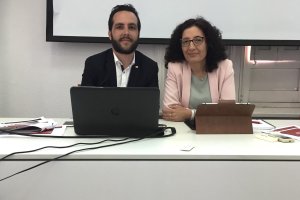 Mª del Mar Pageo, presidenta de Cruz Roja, y Fran Vicente, coordinador.
