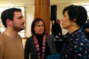 Garzón y Martín con la madre de Adrián García.