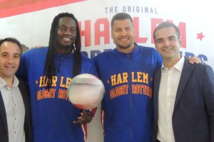 El alcalde y Segura con los jugadores Slick Willie Shaw y El Gato.