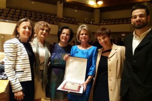 La directora del centro con la placa junto a Gracia Fernández y otras autoridades.