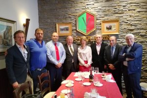 Álvaro Domecq con algunos de los asistentes al homenaje