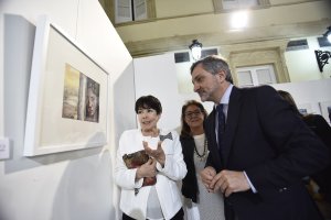 Carmen Pinteño recorriendo la muestra con Ángel Escobar y Rosa María Onieva.