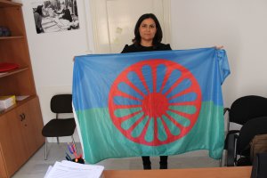 La concejal de Igualdad veratense muestra orgullosa la bandera que identifica al pueblo gitano.