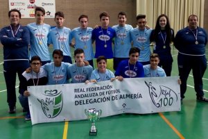 Los campeones con la pancarta de la Federación.