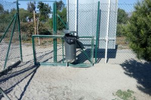 Puerta rota en la entrada de esta instalación canina.