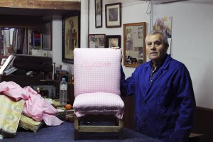 Jesús Marín, fabricando una silla de niño, uno de los últimos inventos que ha creado y que está teniendo mucho éxito.