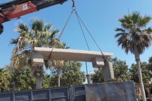 Retirada de los bancos partidos en el entorno del Parque de los Periodistas.