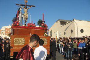 Por su barrio,  el Cristo del Camino entre los asistentes.