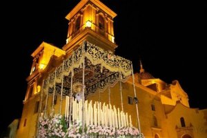 Nuestra Señora de la Soledad, en su bellísimo paso de palio y ante la iglesia de la Asunción.