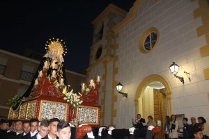 La Virgen de las Dolores ante el Templo Parroquial en la primera de las estaciones de su Vía Crucis penitencial.